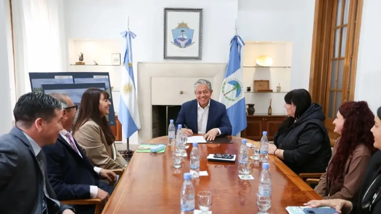 Rolando Figueroa anunció la construcción de dos secundarias.