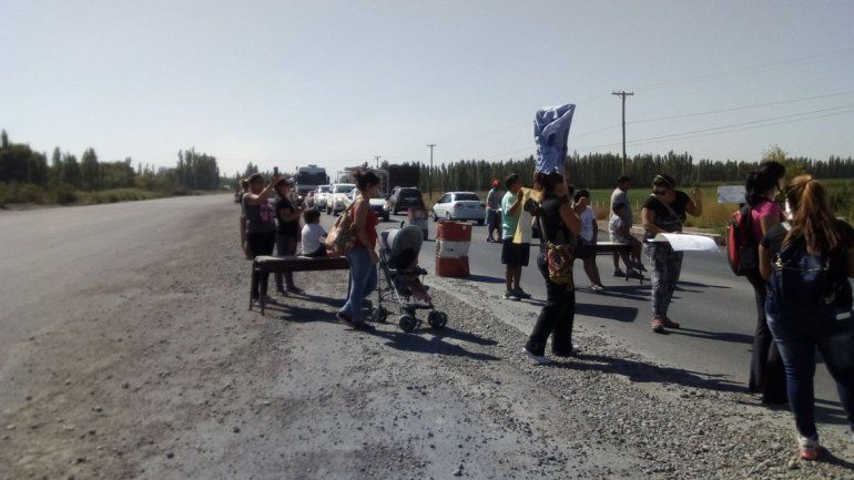 Madres de la Escuela Rural 301 levantaron el corte en la Ruta 22