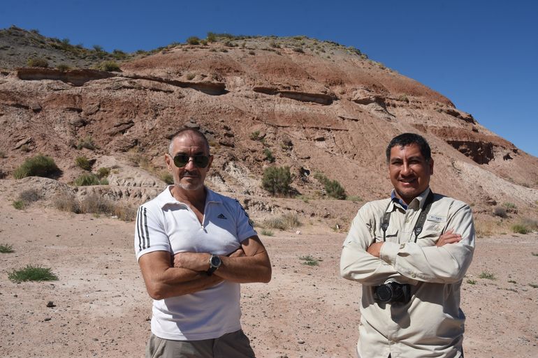 El paleontólogo Jorge Calvo y el técnico paleontológico Juan Mansilla encabezaron los trabajos en el Parque de los Dinosaurios.
