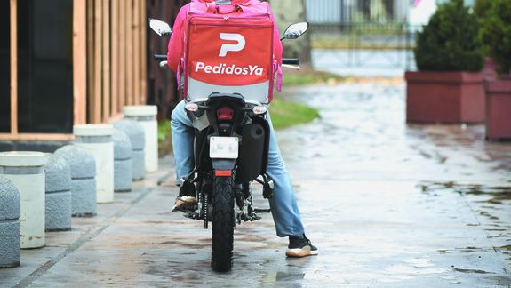 El ladrón detenido por la Policía actuaba disfrazado de repartidor de Pedidos Ya. Foto: ilustración.