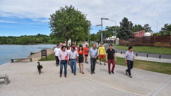 El Municipio neuquino asegura que el agua es apta para bañarse