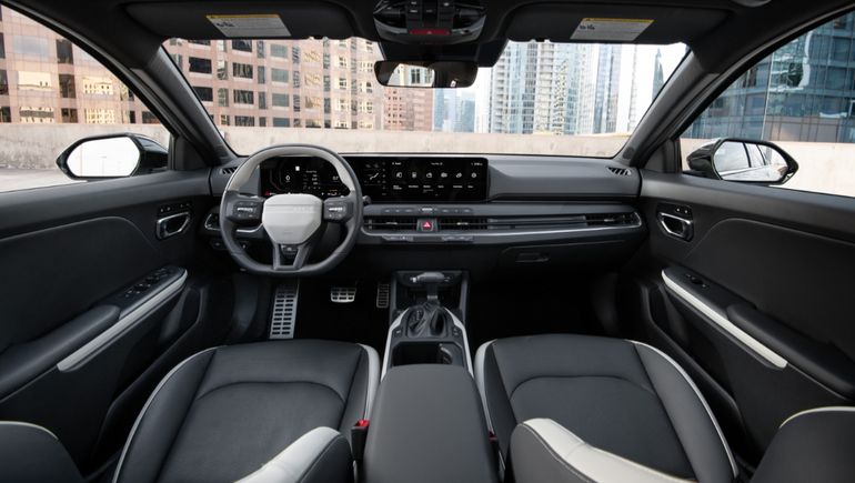 La amplitud de las plazas delanteras del Kia K4. Foto: Prensa Kia. La amplitud de las plazas delanteras del Kia K4. Foto: Prensa Kia.