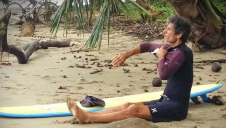 El surfista practicó ese deporte desde los siete años y desarrolló una trayectoria reconocida dentro de la disciplina.