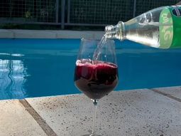 Botella de vino tinto junto a una Sprite helada: la combinación que rompió prejuicios y abrió debates Botella de vino tinto junto a una Sprite helada: la combinación que rompió prejuicios y abrió debates