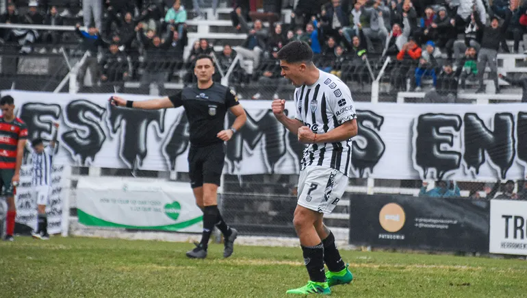 Fernando Pettinerolli festeja su gol del domingo contra Círculo Deportivo. Fotos: Omar Novoa 