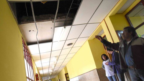 En las escuelas 266 y 92 la caída de partes del cielorraso en los pasillos obligó a suspender las clases en la jornada de ayer por cuestiones de seguridad. También en la 266, del barrio Los Hornos, se desbordaron los pozos ciegos.&nbsp;