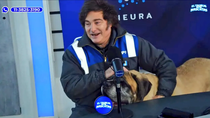 por primera vez desde que es presidente, javier milei aparecio en vivo con uno de sus perros