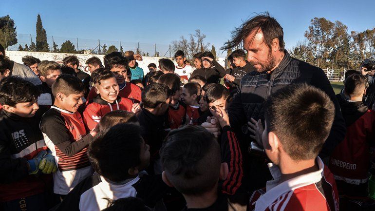 Locura de los chicos de Sapere por la visita de Cavenaghi a la práctica