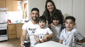 Juan Pablo junto a Melisa, su pareja, y sus tres hijos. Juan Pablo junto a Melisa, su pareja, y sus tres hijos.