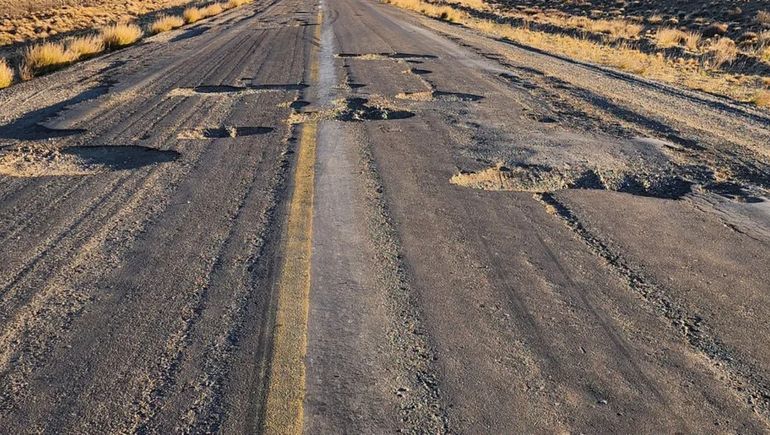 Increíble: por el mal estado de la ruta 40, los autos se despistan y  terminan en el patio de su casa