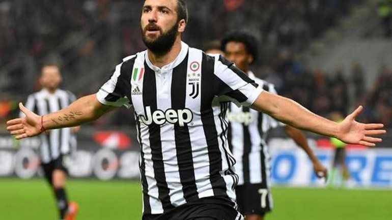 El Pipita festeja el doblete de la Juve para lograr la victoria frente al Milan.