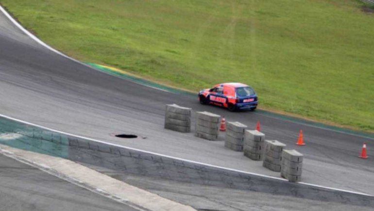 En Brasil disputaron una carrera con un cráter en la pista