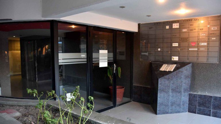 La puerta de ingreso de una de las torres del edificio de Leloir al 200