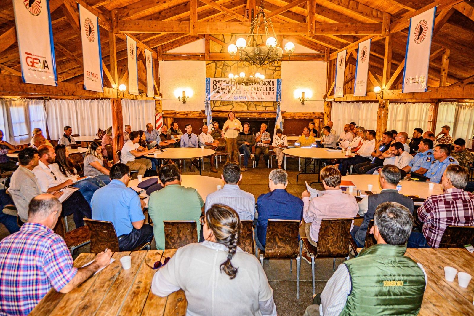 Integrantes de la Comisión Directiva de la SRN y productores se encuentren con autoridades de las distintas áreas del gobierno provincial. Foto: gentileza SRN.