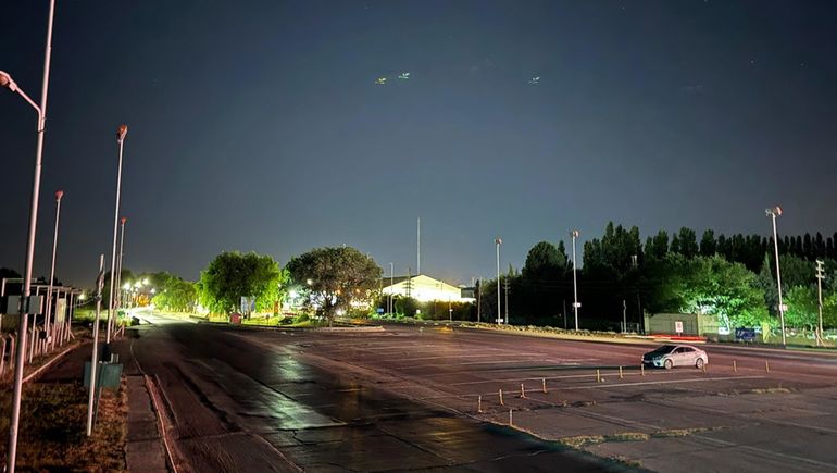 Un sector del puente que une Neuquén y Cipolletti lleva casi 90 días a oscuras