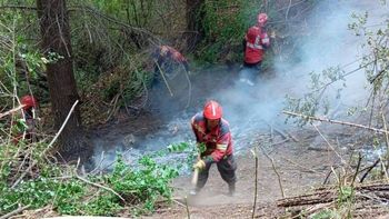 Con el incendio controlado, brigadistas trabajan en Puerto Patriada, Chubut. Con el incendio controlado, brigadistas trabajan en Puerto Patriada, Chubut.