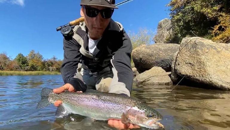 La pesca es una de las mejores opciones para disfrutaer en Villa Pehuenia. La pesca es una de las mejores opciones para disfrutaer en Villa Pehuenia.