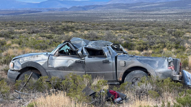 Ruta 40: una camioneta protagonizó un brutal vuelco en cercanías del paraje Tilhue