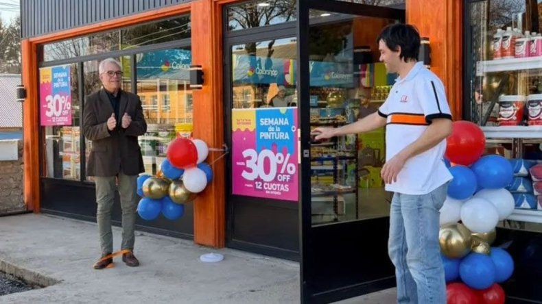 Santiago cumplió el sueño y abrió su propio comercio en Aluminé. | LM Neuquen Santiago cumplió el sueño y abrió su propio comercio en Aluminé.