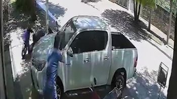 Una mujer escuchaba Arjona con volumen alto y su vecino le rompió la camioneta. Una mujer escuchaba Arjona con volumen alto y su vecino le rompió la camioneta.