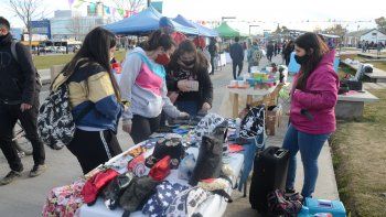 Feria de emprendedores en monumento a malvinas (1).JPG