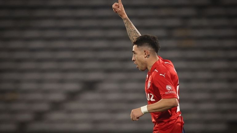 Santiago Montiel con al camiseta de Independiente Santiago Montiel con al camiseta de Independiente