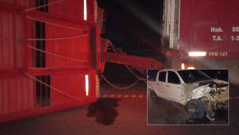 Apurado por subirse a la ruta, chocó el acoplado de un camión jaula