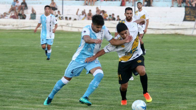 El último enfrentamiento entre ambos fue victoria para el Decano en el barrio Sarmiento. Los de Lineares se impusieron por 2-1 a los de Martínez. &nbsp;