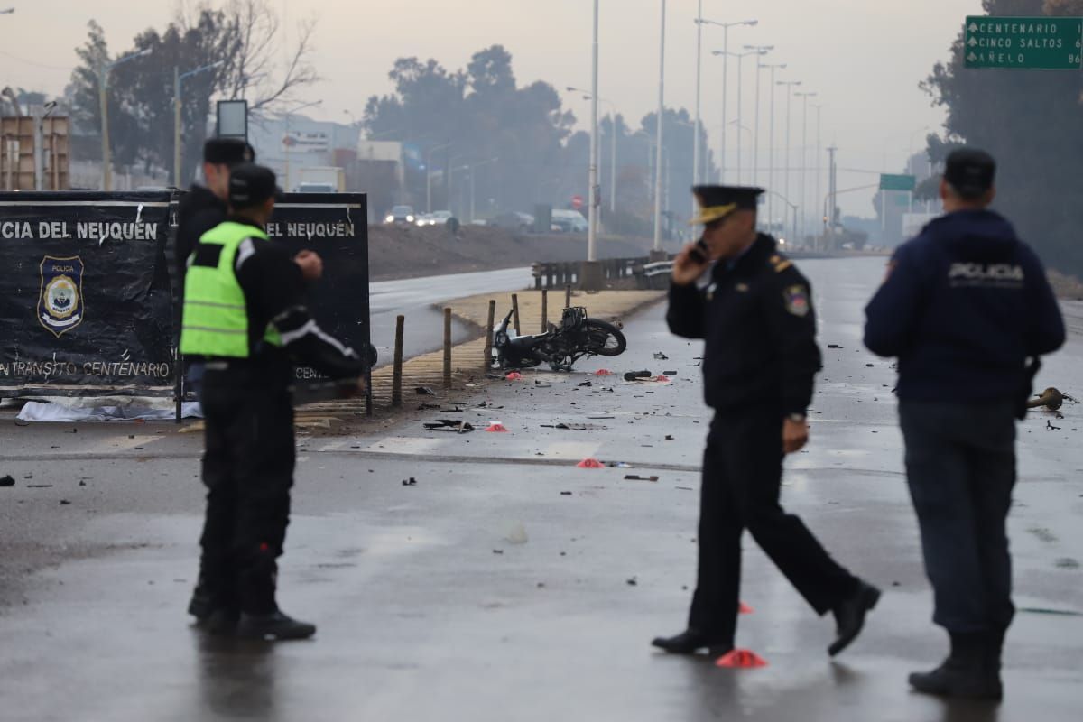 Choque fatal en Ruta 7 en Centenario: murió una mujer embestida por un auto