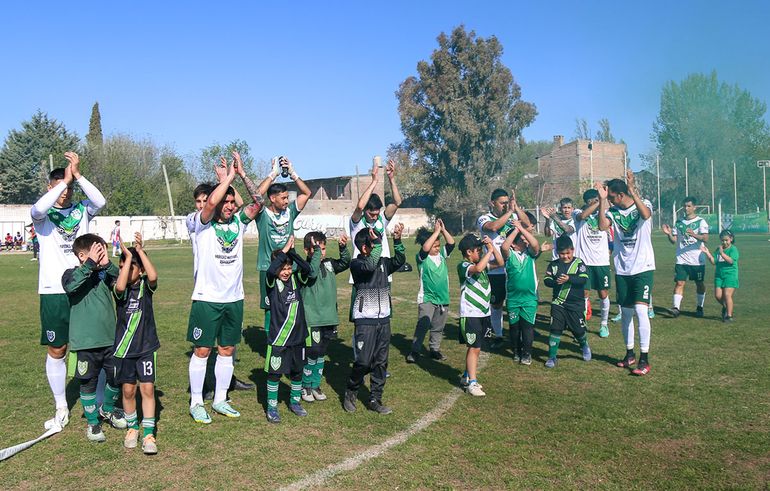 Unión Vecinal y otra victoria en casa sobre Atlético Neuquén. Fotos: Omar Novoa