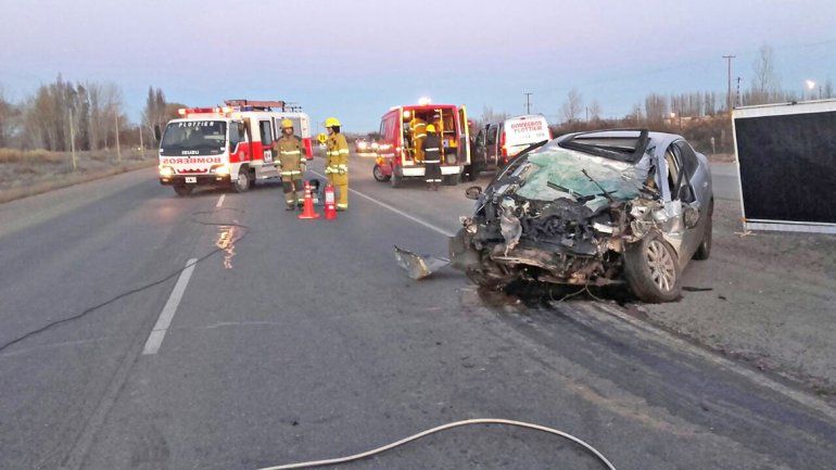 El VW Vento en el que viajaba la víctima fatal quedó totalmente destruido sobre la Ruta 22
