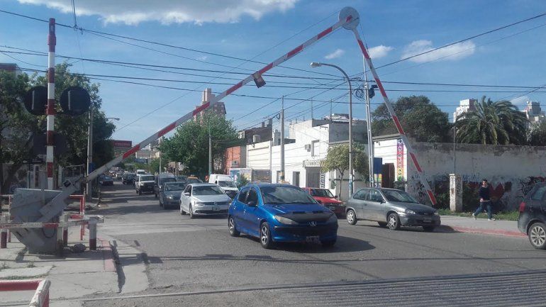 Árboles, postes y una barrera de tren cayeron por el viento