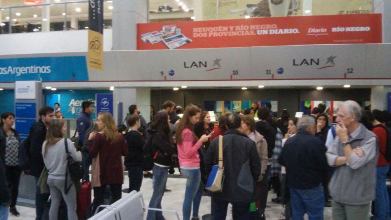 Se suspendieron los vuelos porque no hay luz en la pista