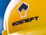 FOTO DE ARCHIVO. El logo de Rosneft en un casco de seguridad en Vung Tau, Vietnam, el 27 de abril de 2018. REUTERS/Maxim Shemetov