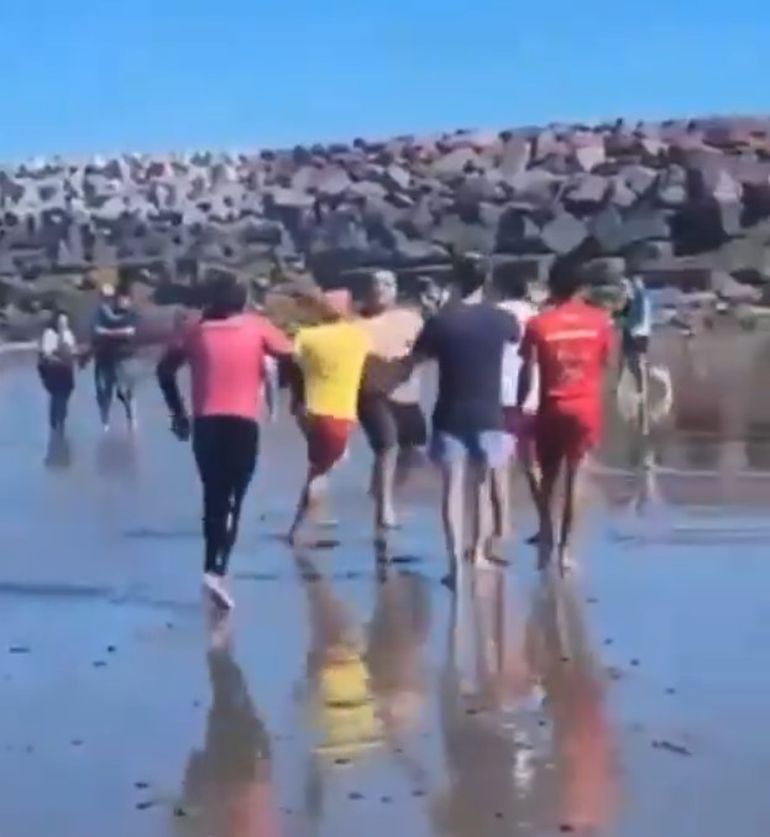 La hija del veraneante dijo que los guardavidas provocaron la pelea. La hija del veraneante dijo que los guardavidas provocaron la pelea.