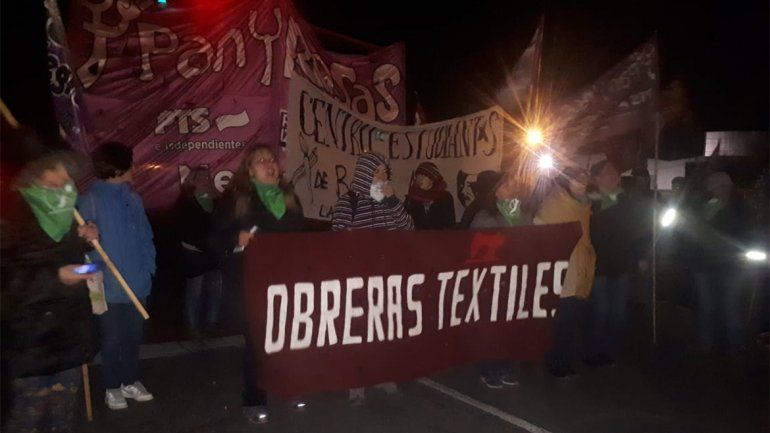 Realizan una volanteada en Ruta 7 en apoyo al aborto legal