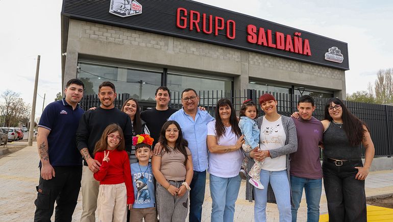Carlos Saldaña junto a su familia