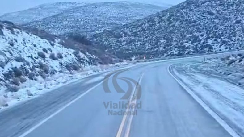 Hielo, niebla y rutas bajo cero en Neuquén: dónde hay que extremar la precaución y cómo están los pasos internacionales. | LM Neuquen Hielo, niebla y rutas bajo cero en Neuquén: dónde hay que extremar la precaución y cómo están los pasos internacionales.