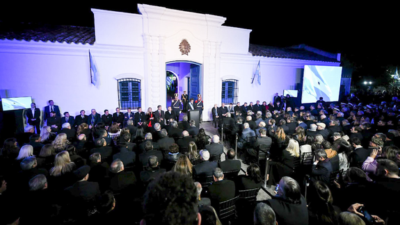 El presidente Javier Milei encabezó en la madrugada la firma del Pacto de Mayo
