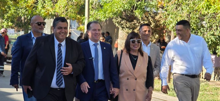 Bertolini junto a su esposa y miembros de su gabinete. Bertolini junto a su esposa y miembros de su gabinete.