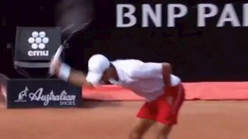 otro ataque de furia de djokovic: rompio una raqueta otro ataque de furia de djokovic: rompio una raqueta