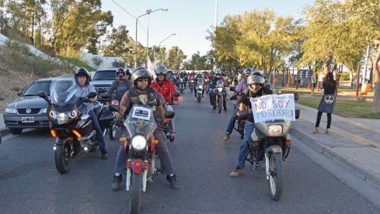Un grupo de motoqueros neuquinos protestó contra la medida nacional.