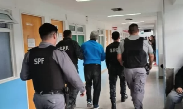 Lázaro Báez estuvo varias horas en el hospital de Río Gallegos, permanentemente escoltado por el Servicio Penitenciario Federal. Lázaro Báez estuvo varias horas en el hospital de Río Gallegos, permanentemente escoltado por el Servicio Penitenciario Federal.