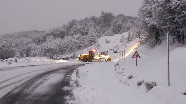 Alerta en las rutas de Neuquén: el estado del tránsito con fuertes nevadas que continúan en la provincia