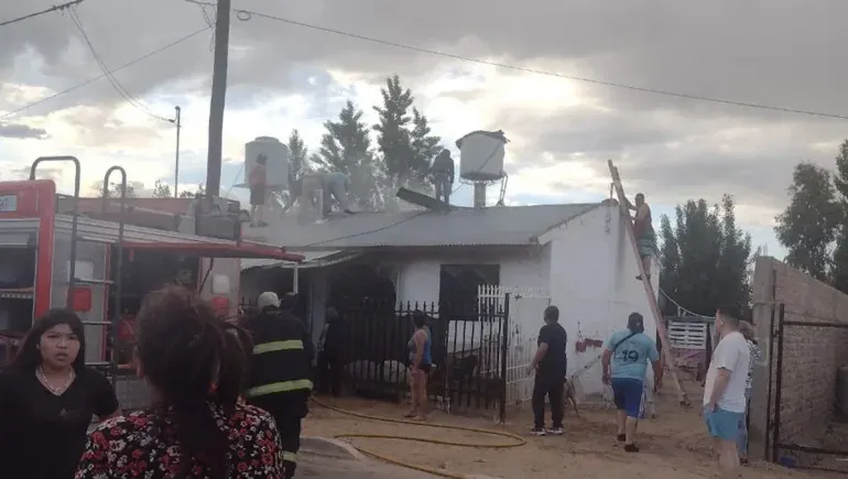 Un incendio se propagó y afectó a dos viviendas en Cutral Co