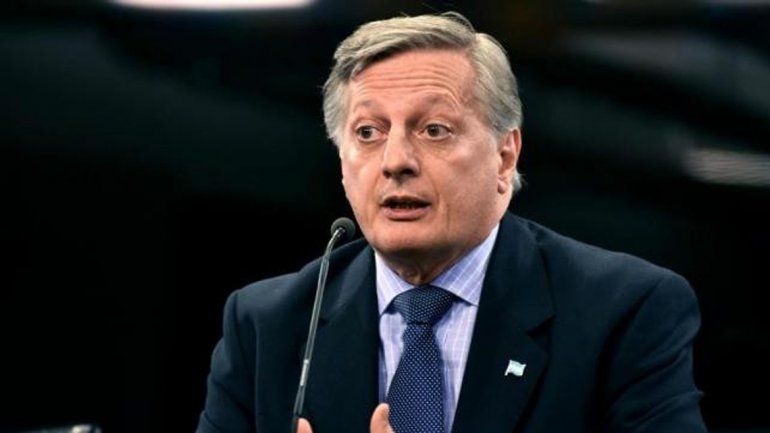 El ministro de Energía habría entregado información privilegiada.