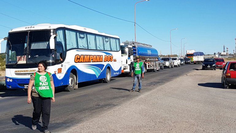 Municipales endurecieron la protesta y cortaron la Ruta 22 antes del ingreso a Plaza Huincul
