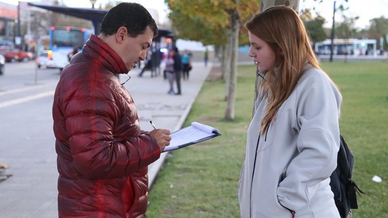 El concejal Sebastián Gamarra (Frente Renovador) les hizo una encuesta a usuarios del transporte público.