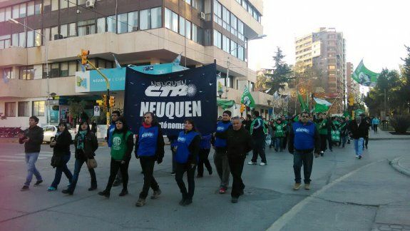 Estatales marcharon por el centro en contra del tarifazo