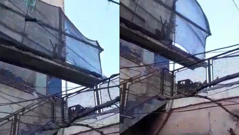 Temen que un andamio suelto caiga en el techo de su casa